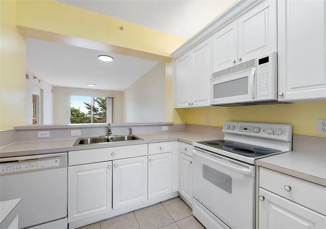 4th image of 7765 Yardley Dr #403, Fort Lauderdale, FL 33321 | MLS# F10538346