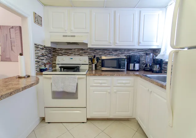 Homes for sale in Sunrise, FL | 3091 E Sun Sunrise Lakes Dr E #207, Sunrise, FL 33322 | MLS# R11143883