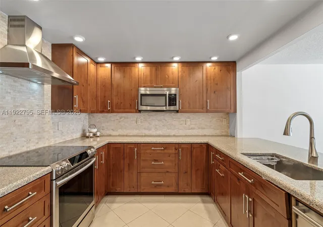Listing Photo 3 - Condo for sale in Brickell Place Phase I located at 1865 Brickell Ave, Miami, FL 33129 - Unit #A1013