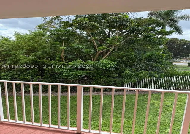 Homes for sale in Hialeah, FL | 7000 186th St, Hialeah, FL 33015 | Houzeo