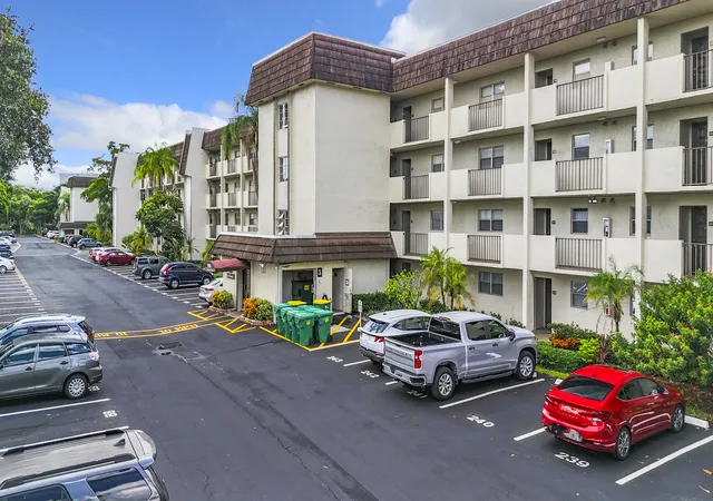 4th image of 6080 Nw 44Th St #408, Lauderhill, FL 33319 | MLS# R11144540