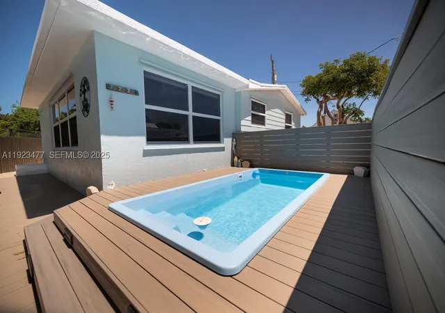 2nd image of 212 Buttonwood Ln, Key Largo, FL 33070 | MLS# A11923477