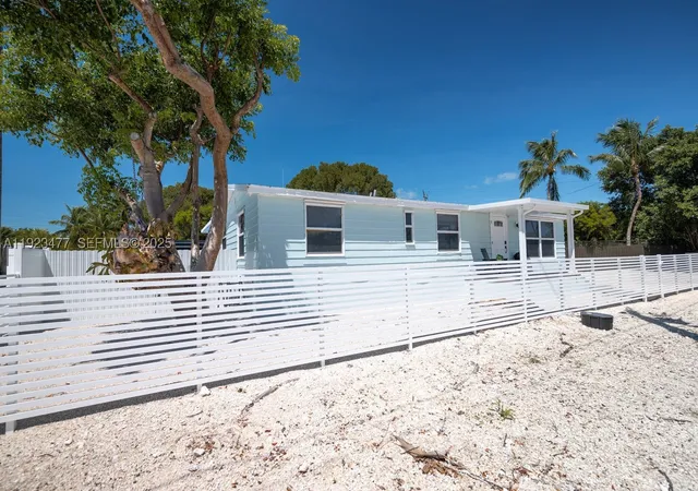 3rd image of 212 Buttonwood Ln, Key Largo, FL 33070 | MLS# A11923477