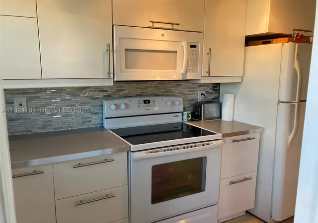 Listing Photo 5 - Condo for sale in building located at 5300 Washington St, Hollywood, FL 33021 - Unit #N117