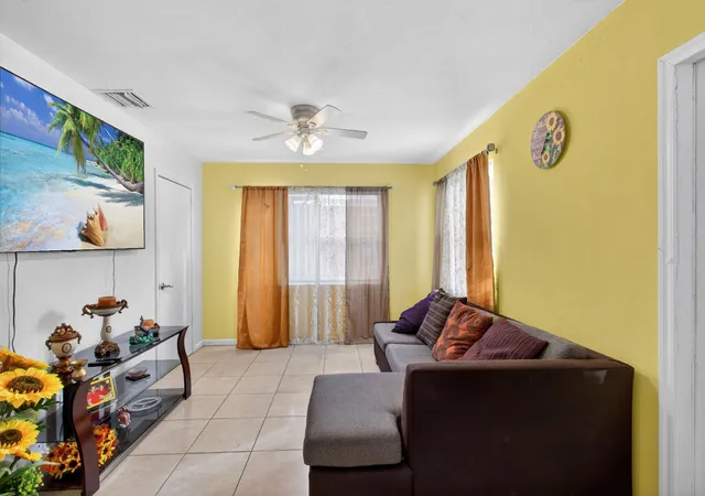 3rd image of 621 50Th St, West Palm Beach, FL 33407 | MLS# R11145042