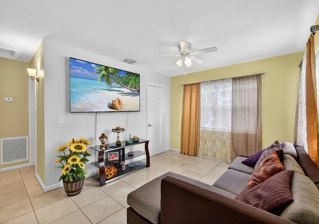4th image of 621 50Th St, West Palm Beach, FL 33407 | MLS# R11145042