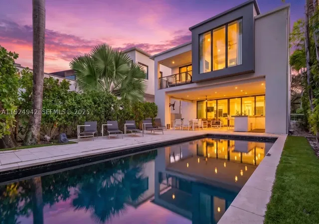 Photo 2 of Mansion for sale at 310 Se 11th Ave, Fort Lauderdale, FL 33301 | MLS# A11924942 | Listing updated on 2026-09-24
