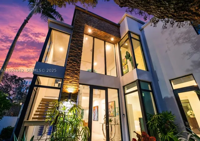 Photo 3 of Mansion for sale at 310 Se 11th Ave, Fort Lauderdale, FL 33301 | MLS# A11924942 | Listing updated on 2026-09-24
