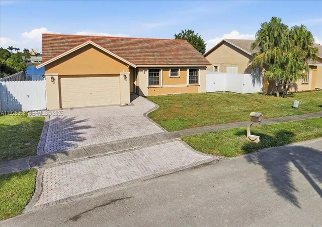 3rd image of 9111 S Lake Miramar Cir, Miramar, FL 33025 | MLS# A11926358