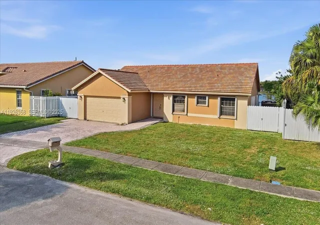 4th image of 9111 S Lake Miramar Cir, Miramar, FL 33025 | MLS# A11926358