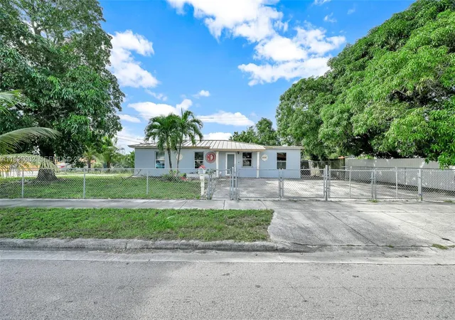 4th image of 4020 E 10Th Ave, Hialeah, FL 33013 | MLS# A11926602