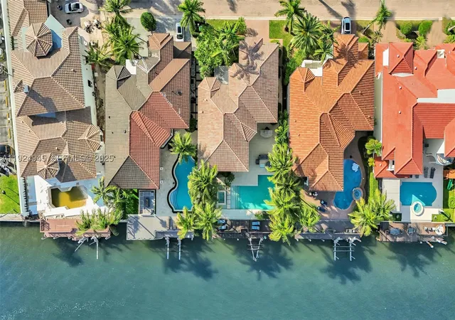 3rd image of 1575 Windjammer Way, Hollywood, FL 33019 | MLS# A11924945