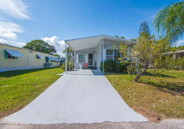 Homes for sale in Port St Lucie, FL | 4 Oliva Rd, Port St Lucie, FL 34952 | MLS# R11146680