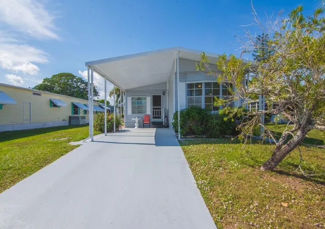 Homes for sale in Port St Lucie, FL | 4 Oliva Rd, Port St Lucie, FL 34952 | MLS# R11146680