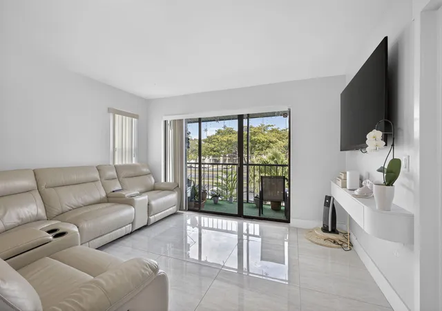 3rd image of 1115 Green Pine Blvd #D2, West Palm Beach, FL 33409 | MLS# R11146723