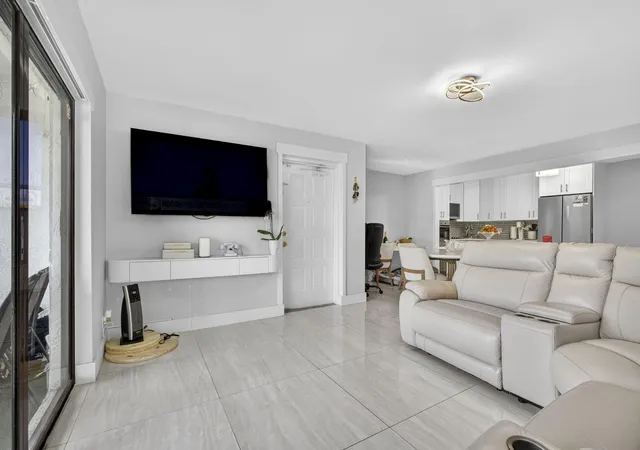 4th image of 1115 Green Pine Blvd #D2, West Palm Beach, FL 33409 | MLS# R11146723
