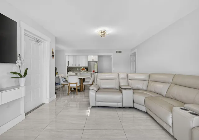 5th image of 1115 Green Pine Blvd #D2, West Palm Beach, FL 33409 | MLS# R11146723