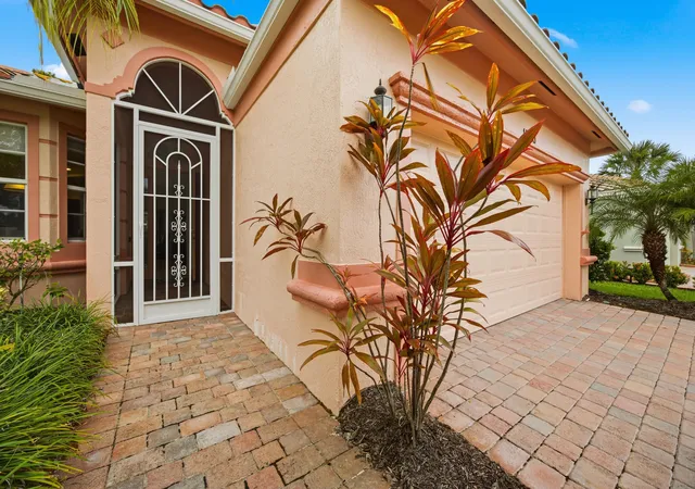 1st image of 11200 Sw Birch Tree Cir, Port St Lucie, FL 34987 | MLS# R11146732
