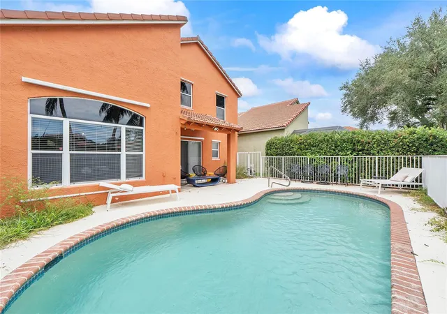 2nd image of 4020 Dorado Dr, Riviera Beach, FL 33418 | MLS# F10540531