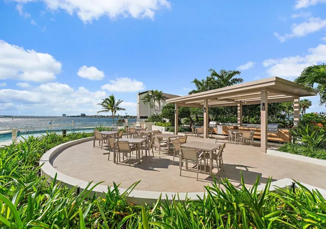 Homes for sale in North Palm Beach, FL | 100 Lakeshore Drive, North Palm Beach, FL 33408 | Houzeo