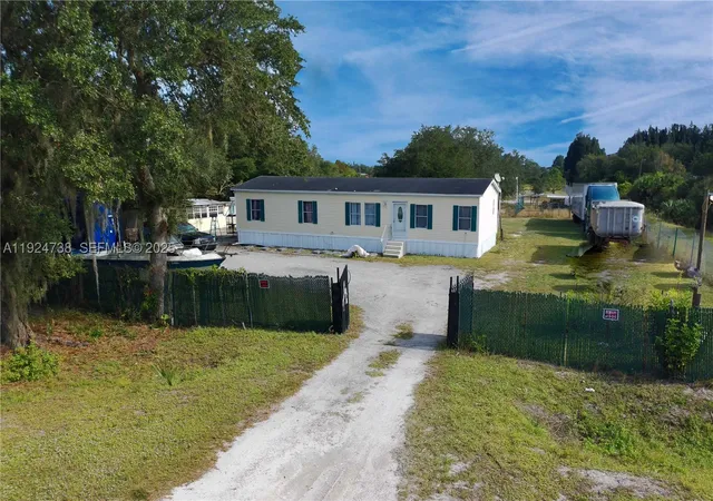 Photo 2 of Manufactured home for sale at 225 N Estribo St, Clewiston, FL 33440 | MLS# A11924738 | Listing updated on 2026-07-26