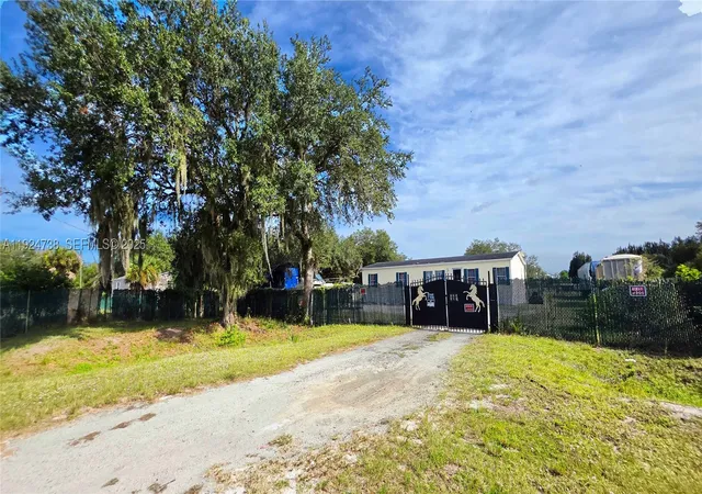 Photo 3 of Manufactured home for sale at 225 N Estribo St, Clewiston, FL 33440 | MLS# A11924738 | Listing updated on 2026-07-26