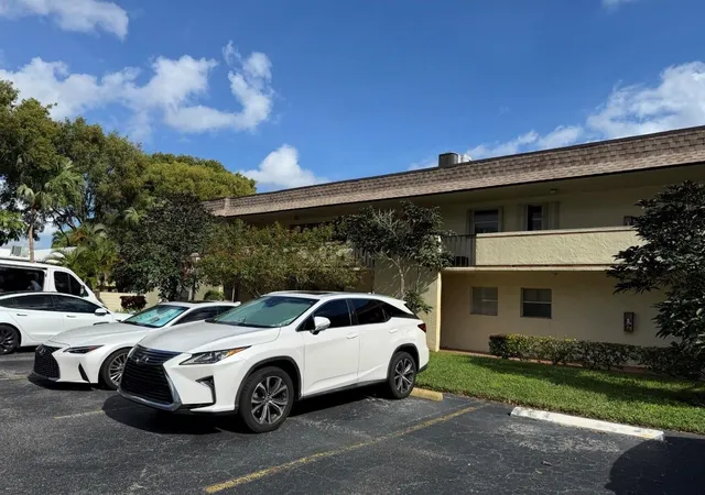 4th image of 5515 Lakewood Cir, Margate, FL 33063