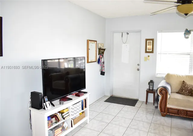 Listing Photo 4 - Condo for sale in building located at 9141 Sunrise Lakes Blvd, Sunrise, FL 33322 - Unit #201