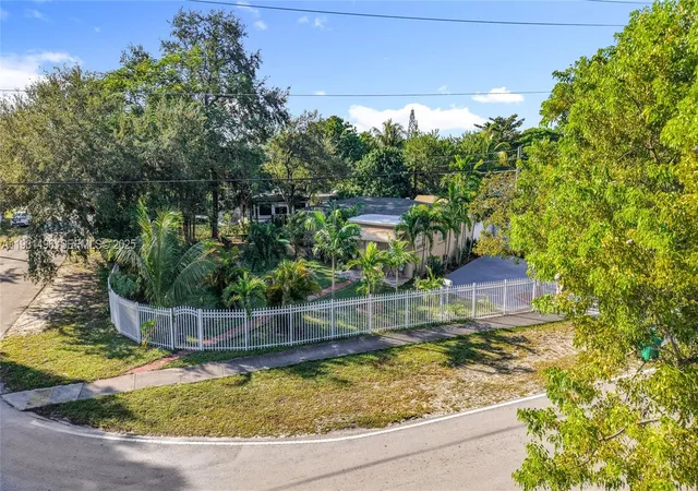 3rd image of 1860 Nw 127Th St, Miami, FL 33167 | MLS# A11931496