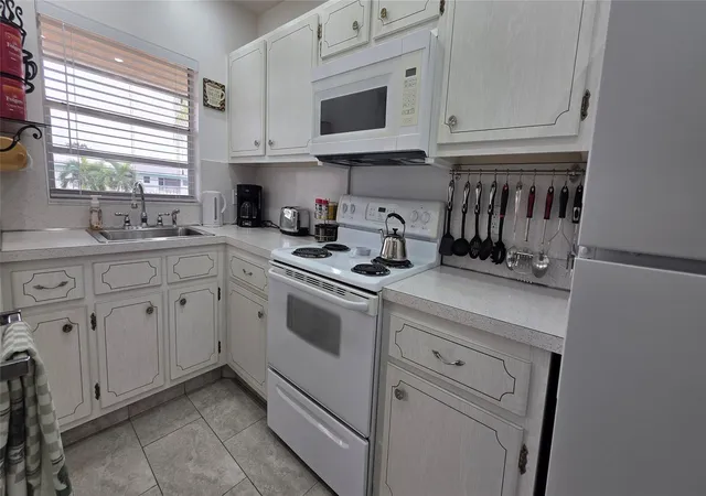 3rd image of 5300 Washington St #L338, Hollywood, FL 33021 | MLS# F10541910