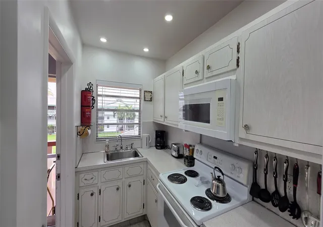 4th image of 5300 Washington St #L338, Hollywood, FL 33021 | MLS# F10541910
