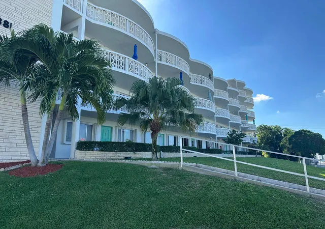 1st image of 2381 Sunset Ave #216, Lake Worth, FL 33461 | MLS# R11150333