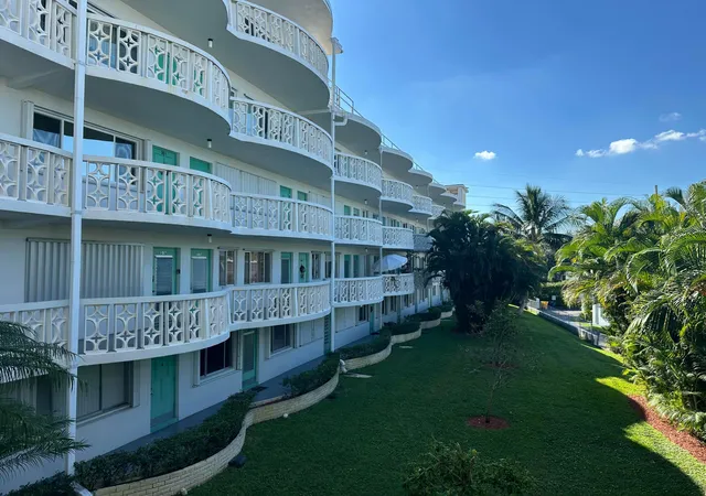 2nd image of 2381 Sunset Ave #216, Lake Worth, FL 33461 | MLS# R11150333