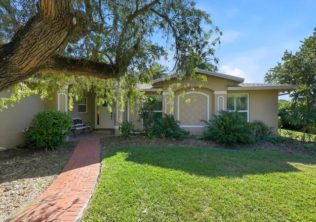 5th image of 74 Aqua Ln, North Fort Myers, FL 33903 | MLS# R11150888