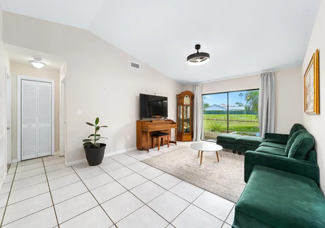 2nd image of 1060 Cedar Creek Wy, Davie, FL 33325 | MLS# R11150991