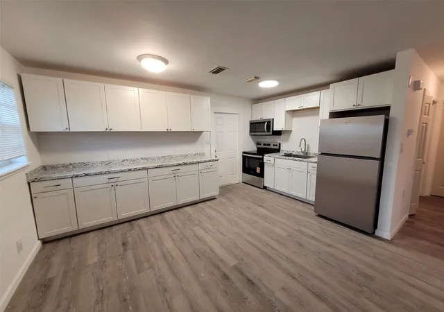 3rd image of 6106 Island Park Ct, Fort Myers, FL 33908 | MLS# F10543466
