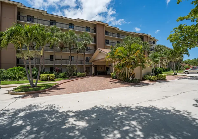2nd image of 901 Seafarer Cir, Jupiter, FL 33477
