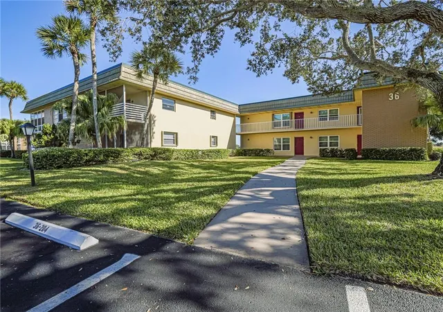 Homes for sale in Vero Beach, FL | 36 Vista Gardens Trl #103, Vero Beach, FL 32962 | MLS# R11152453