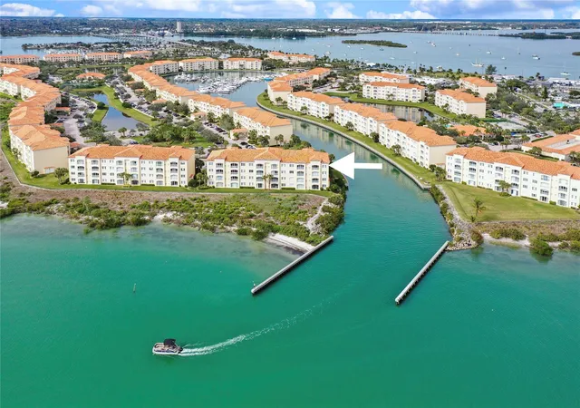 2nd image of 20 Harbour Isle Dr #Ph02, Hutchinson Island, FL 34949 | MLS# F10543847