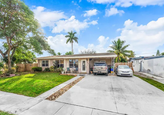 2nd image of 305 Henthorne Dr, Palm Springs, FL 33461 | MLS# R11153227