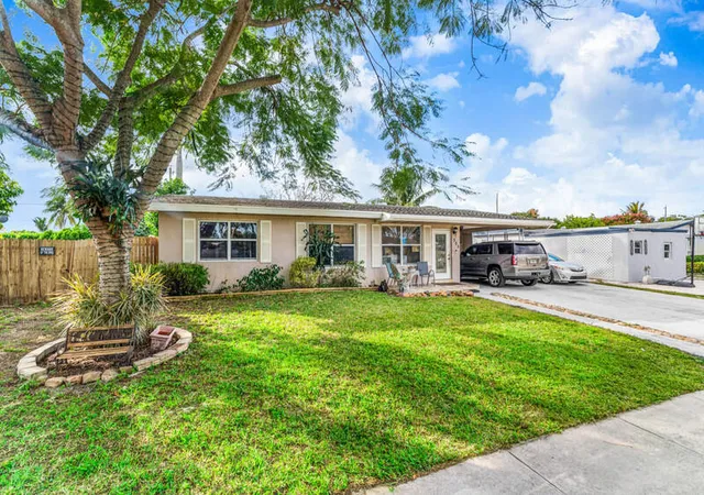 3rd image of 305 Henthorne Dr, Palm Springs, FL 33461 | MLS# R11153227