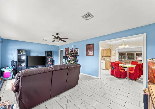 4th image of 305 Henthorne Dr, Palm Springs, FL 33461 | MLS# R11153227