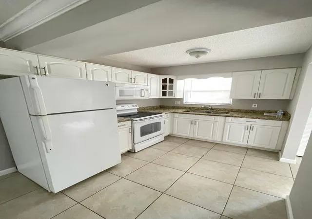 4th image of 5806 Channel Dr, Greenacres, FL 33463 | MLS# R11153641