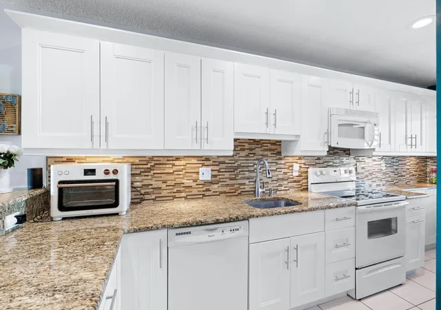 2nd image of 1540 Nw 18th Ave #203, Delray Beach, FL 33445 | MLS# R11153919