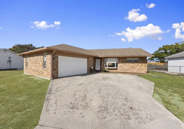 Homes for sale in Port St Lucie, FL | 449 Se Oakridge Dr, Port St Lucie, FL 34984 | MLS# R11154130