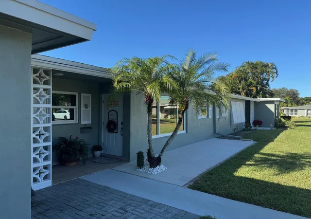 3rd image of 917 S Dr Ter #B, Delray Beach, FL 33445 | MLS# R11154149