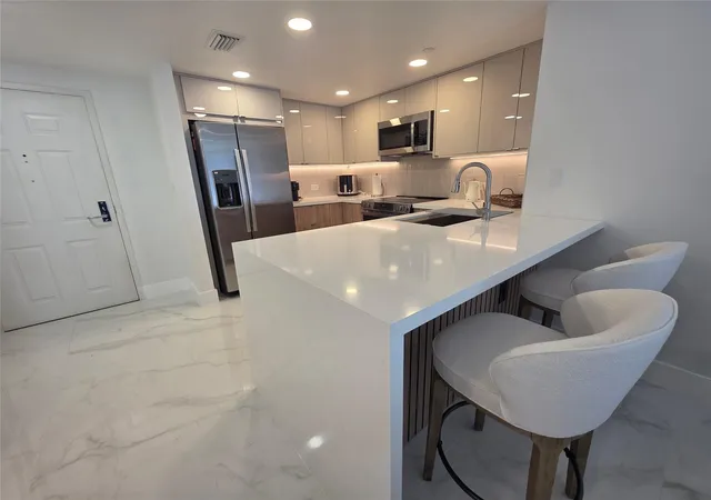 4th image of 19501 W Country Club Dr #2306, Aventura, FL 33180 | MLS# F10544754