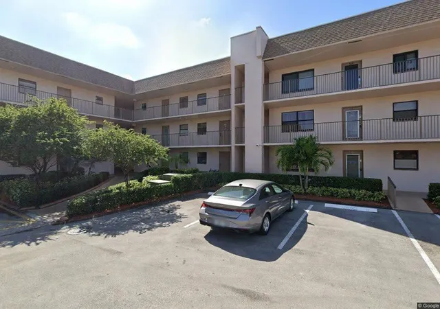 5th image of 10442 Sunrise Lakes Blvd, Sunrise, FL 33322