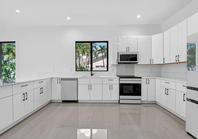 3rd image of 3920 Espan Ct, Palm Springs, FL 33461 | MLS# R11154923