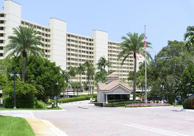 Homes for sale in North Palm Beach, FL | 126 Lakeshore Drive, North Palm Beach, FL 33408 | Houzeo